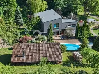Nadčasový rodinný dům se zahradou, dvougaráží a vedlejšími s