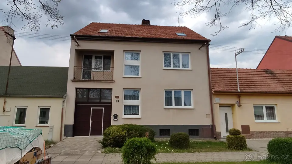 Pronájem prostorného rodinného domu 7+kk se zahradou – Petro